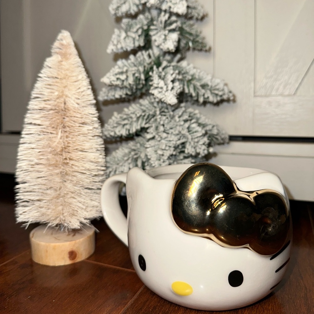 Hello Kitty Gold Bow Mug - Picture 3 of 5
